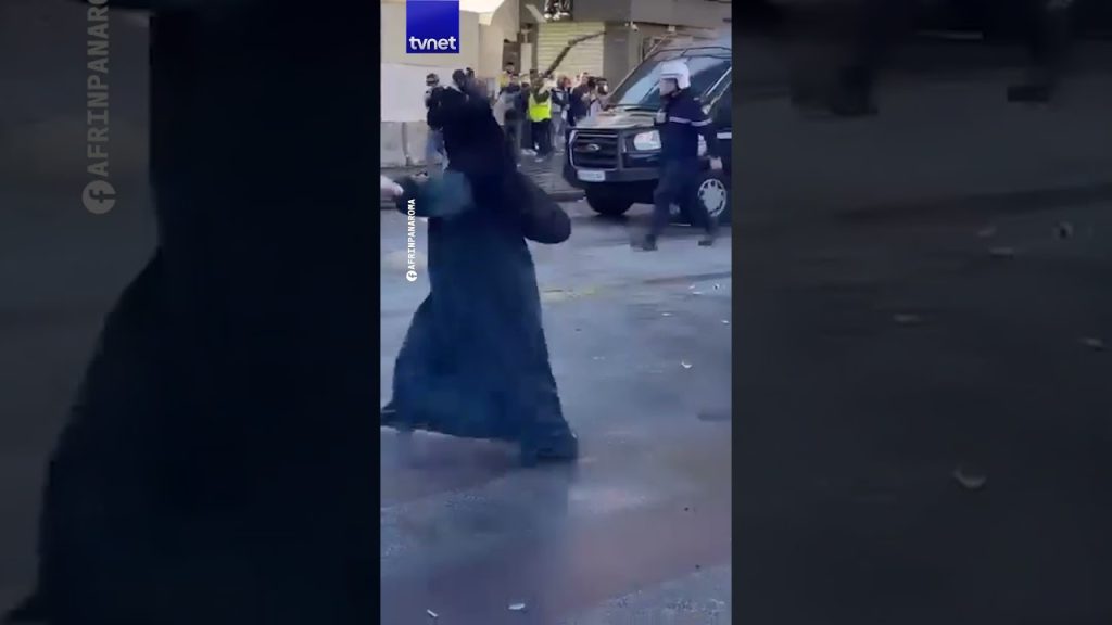 Ülkesini Siyonist yalakası hükümete karşı savunan anne değneğiyle polise böyle meydan okudu! #shorts